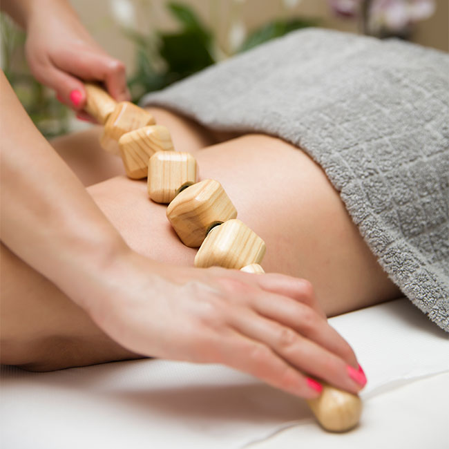 Maderoterapia masaż antycellulitowy za pomocą drewnianego masażu rolkowego